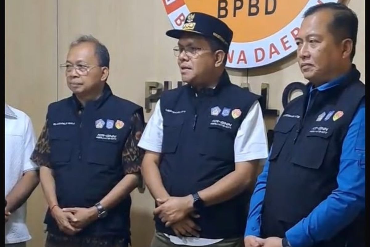Officials delivering a press statement at the Bali Regional Disaster Management Agency command post